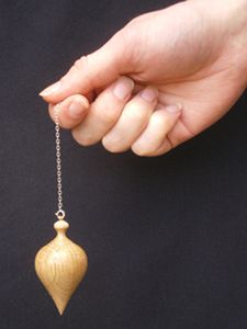 Tenir son pendule divinatoire - ELEMIAH VOYANCE 08.99.96.90.99