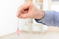 Comment se servir d'un pendule divinatoire : 7 exercices pour vous tester !